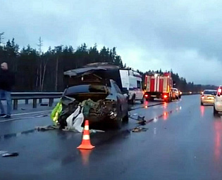  Появилось видео с места ДТП в Ленобласти, где из машины выпал труп мужчины