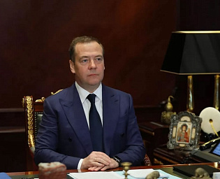  Медведев высмеял слова Бербок про поворот Москвы на "360 градусов"