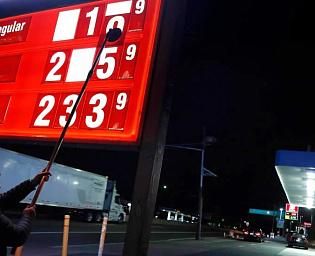  Цены на бензин в США обновили исторические максимумы