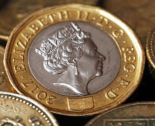  Bloomberg: британская валюта продолжит обесцениваться