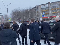 "Замерзнете же! Холодно", Путин остановил кортеж в Череповце, чтобы пообщаться с жителями