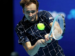 Медведев обыграл Джоковича и вышел в полуфинал итогового турнира ATP