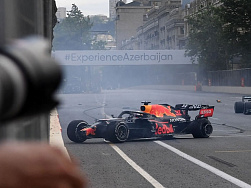 Ферстаппен разбил болид, гонка в Баку остановлена