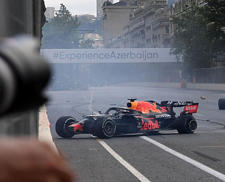  Ферстаппен разбил болид, гонка в Баку остановлена