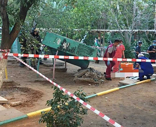 В Астрахани на детской площадке бетонная плита насмерть задавила ребенка