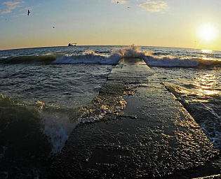  Загадочное явление в Черном море вызвало споры в Сети