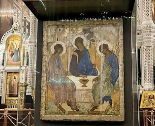  Икону "Святая Троица" установили в капсулу в центре храма Христа Спасителя