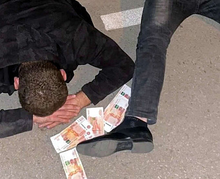  В Симферополе задержали четырех сотрудников мэрии при получении взятки