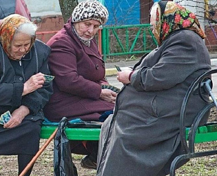  В Совфеде предложили разрешить пенсионерам гулять во дворах - Онищенко против