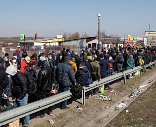  Опубликовано видео километровых очередей на границе Украины с Польшей