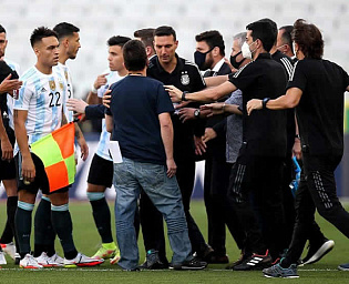  Полиция прервала матч сборных Бразилии и Аргентины по футболу