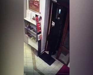  В Чебоксарах мужчина попытался ограбить банк в маске Гая Фокса