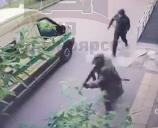  В Красноярске неизвестные напали на машину инкассаторов. Видео