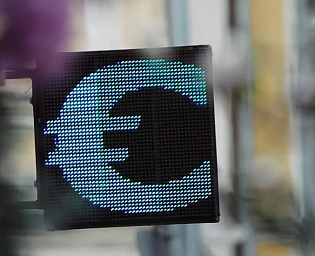  Российские банки начали продавать евро дороже ста рублей