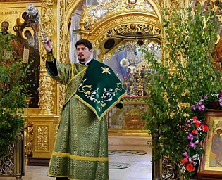  Православные верующие отмечают родительскую субботу накануне Троицы