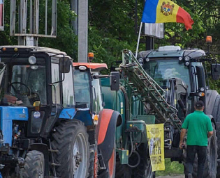  Протестующие молдавские фермеры въехали на тракторах в Кишинев