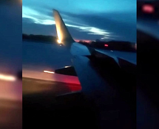  Пассажиры сняли на видео вспыхнувший двигатель взлетавшего в Тюмени лайнера