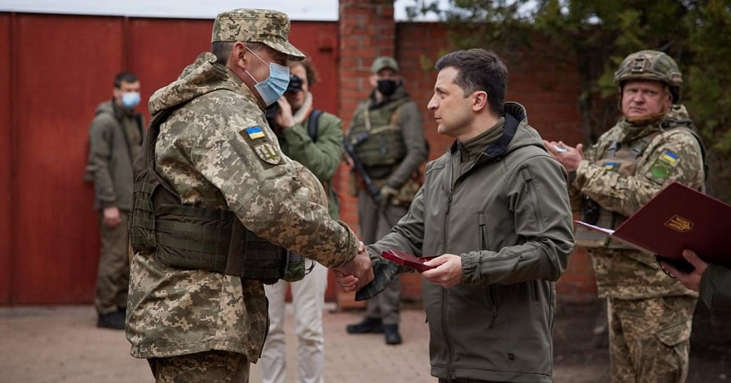 Зачем Зеленский приехал к военным в Донбасс