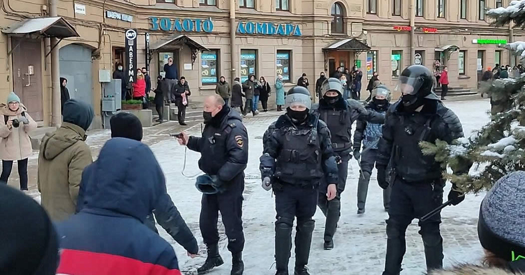 В Петербурге назвали действия силовика с табельным оружием законными