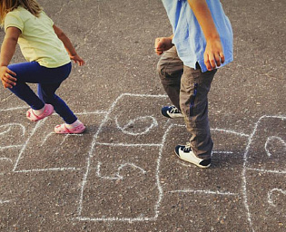  При зачислении в школу родня идет без очереди