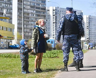  В Роспотребнадзоре допустили снятие ограничений на прогулки с детьми