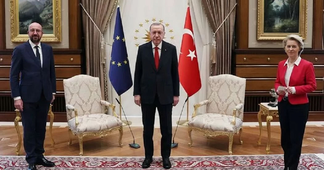 Недостающий стул для главы Еврокомиссии на переговорах в Анкаре шокировал французов