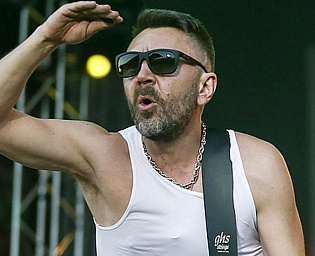  "Уже переобулся": Валерия заявила, что Шнуров запросил помощи 