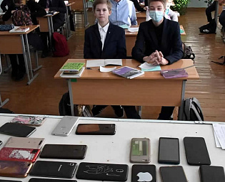  Минпросвещения запретило использовать телефоны на уроках в школах